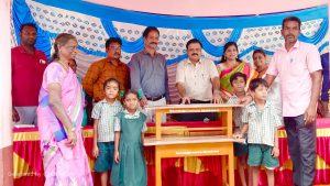 அரசுப் பள்ளி மாணவர்களுக்கு 1,120 பெஞ்ச்–மேசைகள்