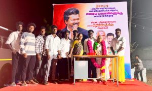 அரசுப் பள்ளி மாணவர்களுக்கு கல்வி ஊக்கத்தொகை வழங்கி பாராட்டு