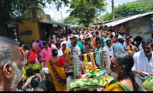 கம்பம் அருகே சுருளி அருவியில் ஆடி அமாவாசை புனித நீராடி முன்னோர்களுக்கு தர்ப்பணம்
