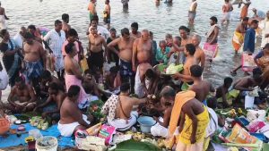 ஆடி அமாவாசையை முன்னிட்டு பூம்புகார் காவேரி சங்கமத்தில் ஏராளமானோர் புனித நீராடி முன்னோர்களுக்கு பலிகர்ம பூஜைகள் செய்து வழிபாடு