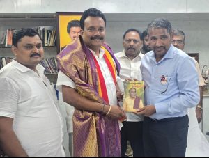 தேனி தென்மேற்கு மாவட்ட தவெக செயலாளராக எம்.எல்.ஏ. நியமனம்-அமைச்சரிடம் வாழ்த்து பெற்றார்