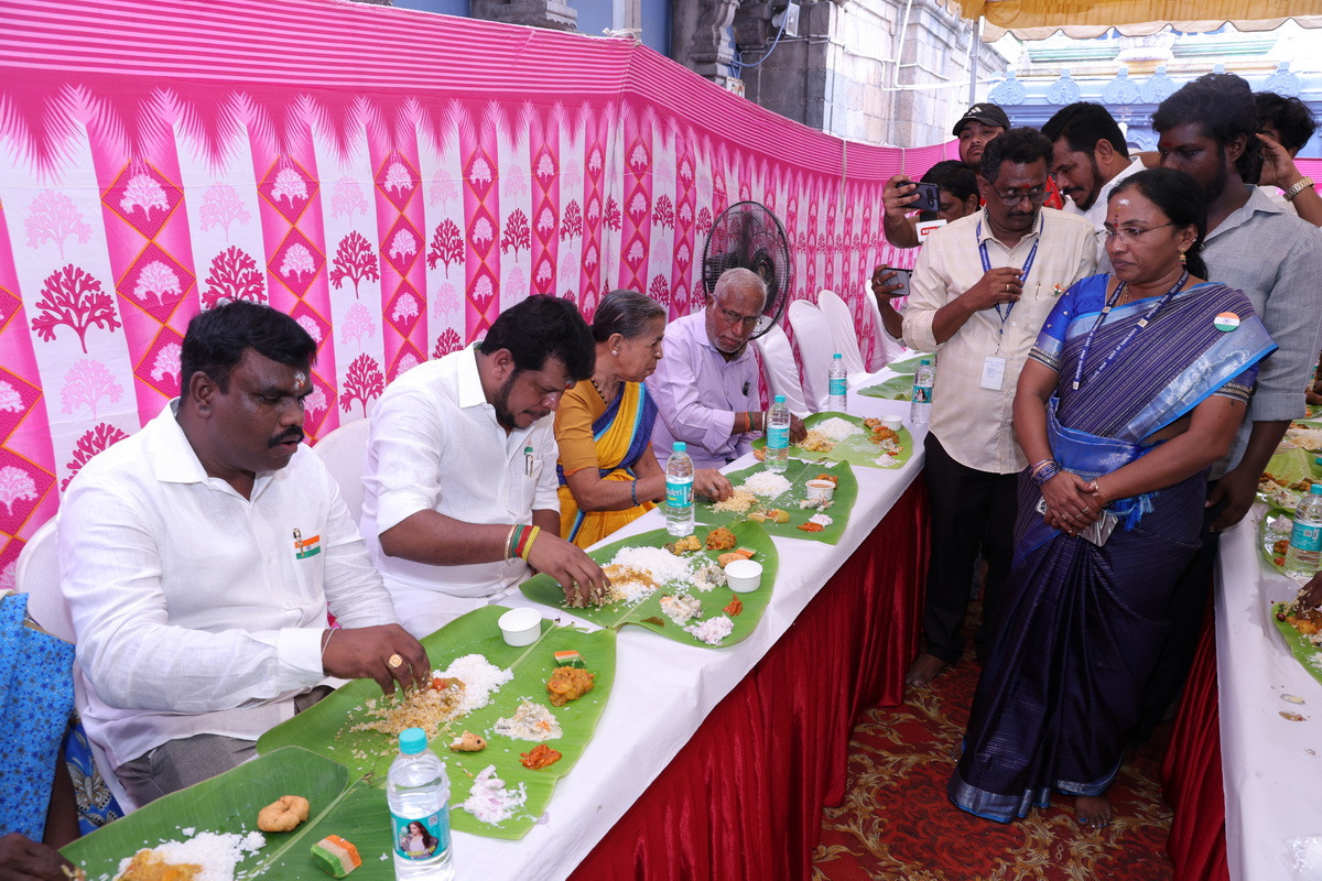 சுதந்திர தினத்தை முன்னிட்டு திருவொற்றியூர் வடிவுடையம்மன் கோவிலில் பொதுவிருந்து