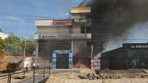 இருசக்கர வாகன ஷோரூம் திடீர் தீ விபத்து பல கோடி இழப்பு என தகவல்.