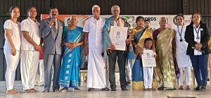 24 நிமிடங்களில் தேசியக் கொடி வடிவில் அணிவகுத்து யோகா மூலம் சாதனை படைத்த மாணவர்கள்