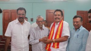 ஆசிரியரை அழைத்து தேசியக் கொடியேற்ற வைத்த எம்.எல்.ஏ.