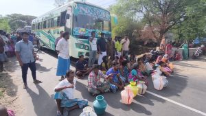 சீர்காழி அருகே குடிநீர் தட்டுப்பாடு – காலி குடங்களுடன் பொதுமக்கள் சாலை மறியல்!
