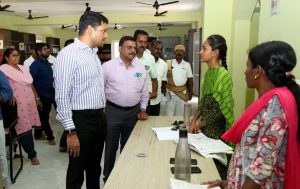 சின்னமனூர் நகராட்சி நூலகம் மற்றும் அறிவுசார் மையத்தில் மாவட்ட கலெக்டர் ஆய்வு
