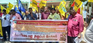தாராபுரத்தில் சாலைப்பணியாளர்கள் கோரிக்கை மனு அனுப்பும் இயக்கம்