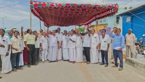 கண்டமங்கலம் காவல் நிலையம் எதிரில்  பேருந்து நிற்காமல் செல்வதை கண்டித்தும் அரசு பேருந்துகளை நிறுத்த வேண்டி கண்டன ஆர்ப்பாட்டம்