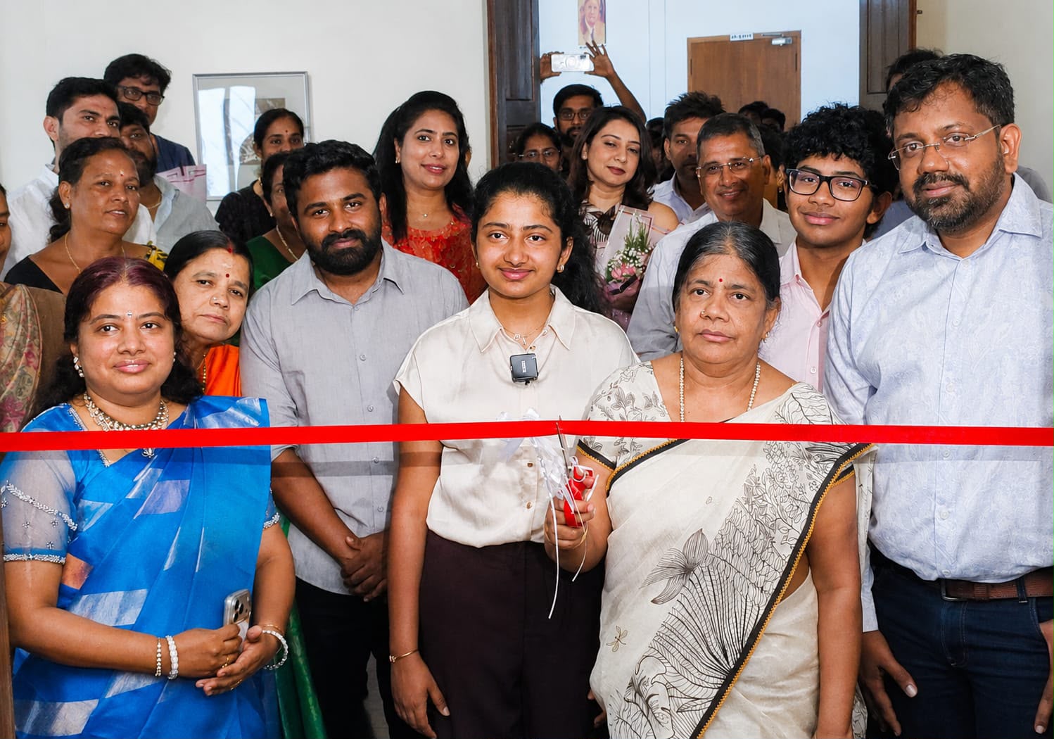கற்பதில் இருந்த சிரமத்தை ஓவியமாக மாற்றிய கோவை தனீஷா-நூற்றுக்கும் மேற்பட்ட ஓவியங்களை காட்சி படுத்தி கவனம் ஈர்ப்பு