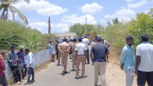 ஊதியூர் அருகே சோலார் மின் கம்பங்கள் அமைக்க பொதுமக்கள் எதிர்ப்பு