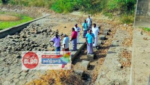 சிதிலமடைந்த பொண்ணுக்கொண்டான் ஆற்று தடுப்புக் கதவணையை சீரமைக்கக் கோரி விவசாயிகள் போராட்டம்