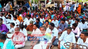நீர்நிலைகளை பாதுகாக்க வலியுறுத்தி பனையூர் கிராம மக்கள் சாலை மறியல்-  போக்குவரத்து பாதிப்பு