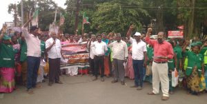 தஞ்சையில் தூய்மை பணியாளர்கள் 14 அம்ச கோரிக்கைகளை வலியுறுத்தி ஆர்ப்பாட்டம்