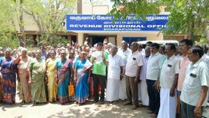 தாராபுரம் அருகே கிரசர், தார் கலவை தொழிற்சாலை அமைக்க எதிர்ப்பு: 10 கிராம மக்கள் முற்றுகை போராட்டம்