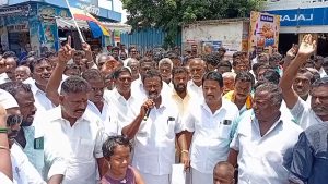 கொள்ளிடம் கரையோர கிராம மக்களை வஞ்சிப்பதாகக் கூறி தமிழக அரசைக் கண்டித்து, பாமக  கண்டன ஆர்ப்பாட்டம்
