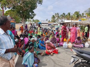 குண்டடம் அருகே குடிநீர் கேட்டு காலிக்குடங்களுடன் கிராம மக்கள் சாலை மறியல்