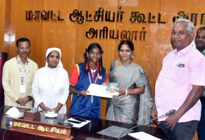 அரியலூர் மாண்ட்போர்ட் பள்ளி மாணவிக்கு கலெக்டர் பாராட்டு