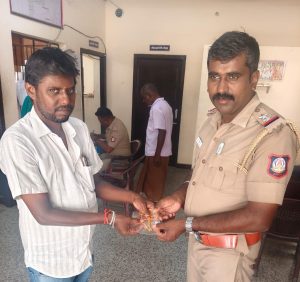சாலையில் கிடந்த பொன் தாலிக்கயிறு குண்டடம் காவல் நிலையத்தில் ஒப்படைப்பு
