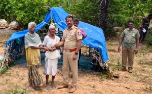 சிறுத்தை தாக்கி 5 ஆடுகள் பலி: ஏழை மூதாட்டிக்கு கொளத்தூர் காவல் ஆய்வாளர் ரூ.10 ஆயிரம் நிதியுதவி