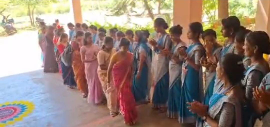 இலஞ்சி பிஎட் கல்லூரியில் முதலாம் ஆண்டு மாணவிகளை பரிசுகள் கொடுத்து வரவேற்ற இரண்டாம் ஆண்டு மாணவிகள்