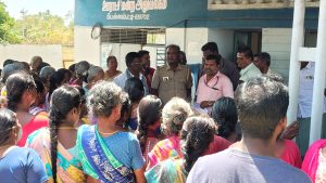 குண்டடம் பெல்லம்பட்டி குடிநீர் வழங்காததை கண்டித்து ஊராட்சி மன்ற அலுவலகம் பெண்கள் போராட்டம்