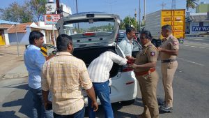 இடைத்தேர்தல் அறிவிப்பு: குண்டடத்தில் பறக்கும் படையினர் வாகன சோதனை