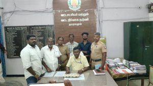 தாராபுரம் அருகே உரிய ஆவணமின்றி கொண்டு சென்ற ரூ.2.45 லட்சம் பறிமுதல்