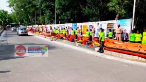 மூன்று மணி நேரம் மொட்டை வெயிலில் காத்திருந்த பேரிடர் மீட்புப் பணியாளர்கள்-பார்வையிட வந்த அமைச்சர்கள் கண்டுகொள்ளாமல் சென்றதாக குற்றச்சாட்டு