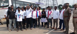 மணலி சிபிசிஎல் நிறுவனத்தில் ஊரைச் சேர்ந்த இளைஞர்களுக்கு வேலை கேட்டு பொதுமக்கள் ஆர்ப்பாட்டம்.