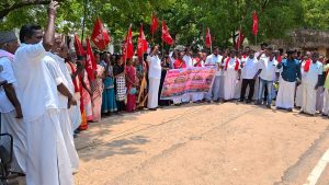 குடியிருப்பு மனைக்கு பட்டா வழங்கக் கோரி நீடாமங்கலத்தில் விவசாய தொழிலாளர் சங்கத்தினர் ஆர்ப்பாட்டம்