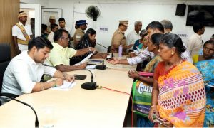 தேனி மாவட்ட ஆட்சியர் அலுவலகத்தில் மக்கள் குறைதீர்க்கும் நாள் கூட்டம்