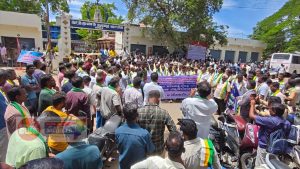 3 ஆண்டுகளாகியும் நடவடிக்கை இல்லை- மன்னார்குடியில் வர்த்தகர்கள் கடையடைப்பு! செய்து ஆர்ப்பாட்டம்