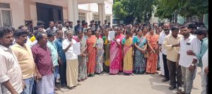 குவாரியை மூடக்கோரி 300 க்கும் மேற்பட்ட கிராம மக்கள் மாவட்ட ஆட்சியர் அலுவலகத்தில் குவிந்ததால் பரபரப்பு