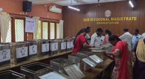 தாராபுரம் சட்டமன்ற தொகுதி இடைத்தேர்தல்-மூத்த குடிமக்கள், மாற்றுத்திறனாளிகள் வீட்டிலிருந்தே தபால் மூலம் வாக்களிக்க ஏற்பாடு