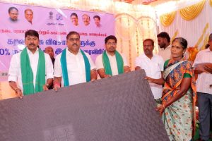 கோட்டுச்சேரி பகுதியில் விவசாயிகளுக்கு 100% மானியத்தில் ரப்பர் தரை விரிப்புகள் வழங்கும் விழா