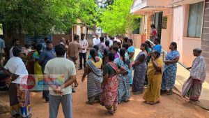 குடிநீர் கேட்டு ஊராட்சி அலுவலகத்தை முற்றுகையிட்ட பெண்கள்