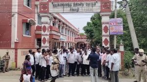 சீர்காழி காவல் உதவி ஆய்வாளர்களை கண்டித்து வழக்கறிஞர்கள் சங்கம் சார்பில் கண்டன ஆர்ப்பாட்டம்