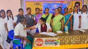 காரிக்கோட்டையில் மருத்துவ முகாம்: அரசு பள்ளி மாணவிகள் சமூக சேவை