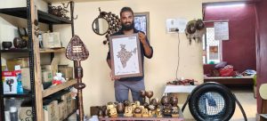 தேங்காய் ஓட்டில் கலைப்படைப்புகள் உருவாக்கி சுயதொழிலில் ஈடுபடும் கோவையை சேர்ந்த இளைஞர்