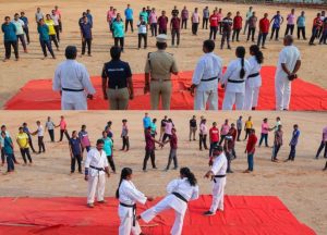 பெண் காவலர்களுக்கு தற்காப்புக் கலை கராத்தே பயிற்சி