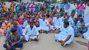 தென்பாதி மதுபானக்கடையை மூடக்கோரி மக்கள் சாலை மறியல்-
