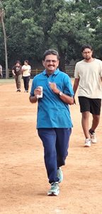 மக்களுக்கு விழிப்புணர்வு ஏற்படுத்த தினமும் காலை ஓட்டப் பயிற்சி மேற்கொள்ளும் கோவை முன்னாள் எம்.எல்