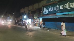 சீர்காழி தென்பாதியில் பொதுமக்களை அச்சுறுத்தும் வகையில் அடுத்தடுத்து நான்கு இடங்களில் பெட்ரோல் குண்டு வீசிய மர்ம நபர்