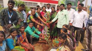 தாம்பரம் ஜி கே எம் பொறியியல் கல்லூரியில் மாணவருடன் மரக்கன்று நட்டு விழிப்புணர்வு