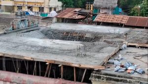 காரைக்காலில் அதிர்ச்சி சம்பவம் கோவில் கான்கிரீட் மேல்தளம் சரிந்து விபத்து