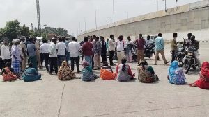சீர்காழி அருகே அடிப்படை வசதிகள் செய்து தராததை கண்டித்து பெண்கள் சாலை மறியல்