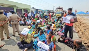 ராமேஸ்வரம் நெடுஞ்சாலையில் அரசு மதுபான கடைக்கு எதிர்ப்பு தெரிவித்து நூற்றுக்கு மேற்பட்டகிராம மக்கள் சாலை மறியல் போராட்டம்