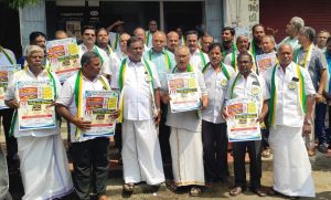 கரூர் மாவட்டம் முழுவதும் வணிகர்கள் கோரிக்கை அட்டை அணிந்து அமைதிப் போராட்டம்