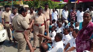பழையாரில் மானிய டீசல் பங்க் அமைக்க கோரி போராட்டம்-மீன்வளத்துறை இணை இயக்குனர் மற்றும் போலீசாரை சிறை பிடித்து வாக்குவாதம்